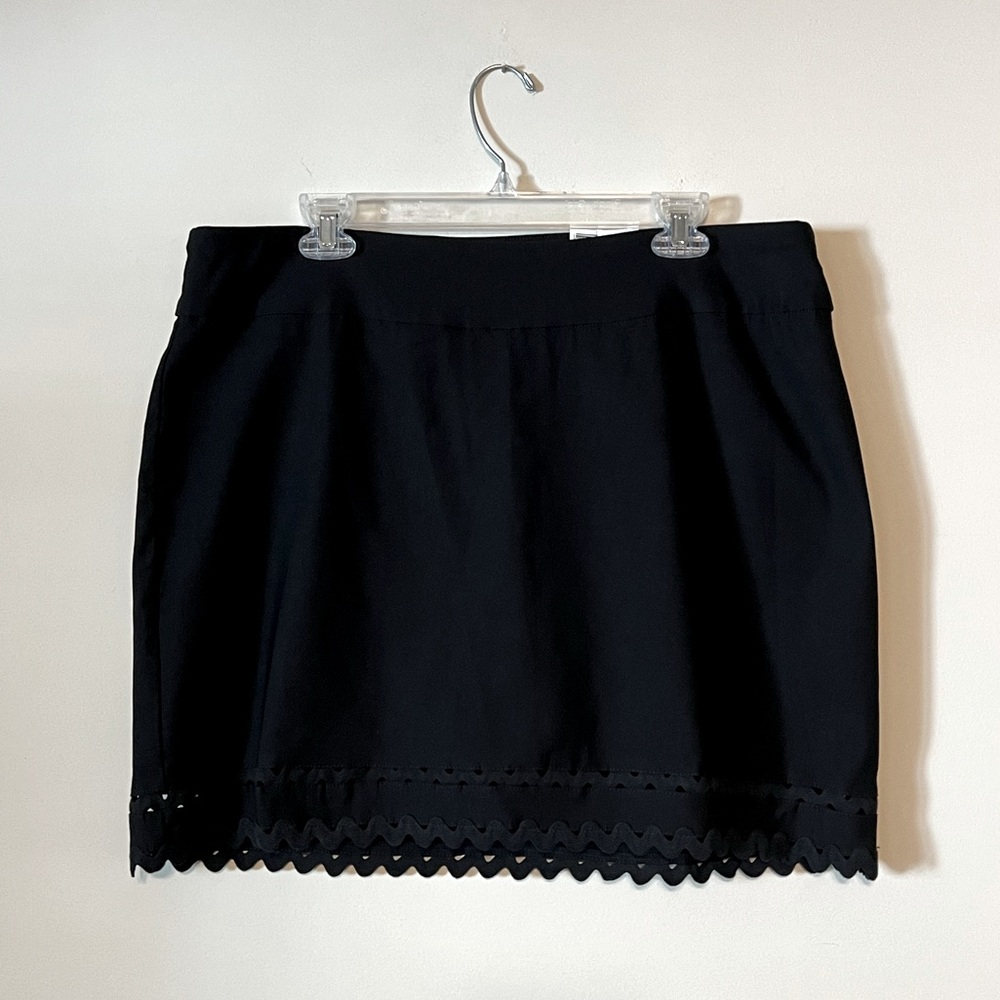 Crown & Ivy  NWT Women’s Black Skort With Lace Trim Sz 16